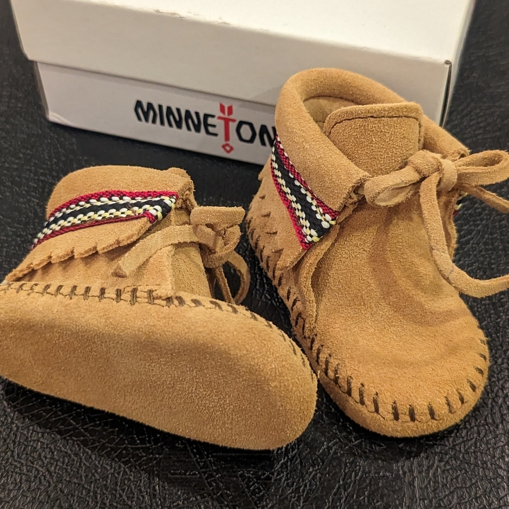 Minnetonka Moccasins 1101 - Infants Braid on Cuff Bootie - Tan Suede Size 1